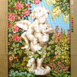 VOORBEDRUKT GROOT BORDUURSTRAMIEN , BEELD ENGEL TUSSEN BLOEMEN