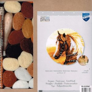 AANBIEDING VERVACO KNOOPPAKKET (SMYRNA) KLEEDJE, WESTERN PAARD