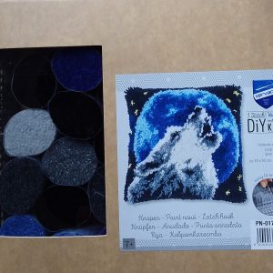 VERVACO KNOOPPAKKET (SMYRNA) KUSSEN, HUILENDE WOLF