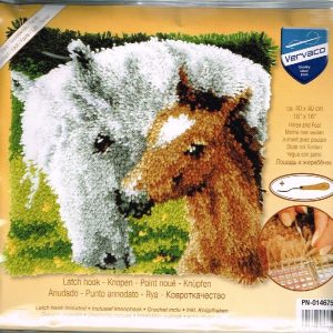 SALE VERVACO KNOOPPAKKET (SMYRNA) KUSSEN, WIT PAARD met VEULEN