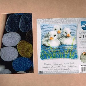AANBIEDING VERVACO KNOOPPAKKET (SMYRNA) KUSSEN, 3 EENDJES IN HET WATER