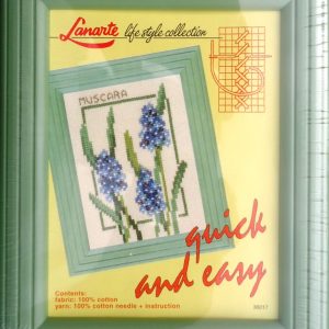 LANARTE BORDUURPAKKET, BLAUWE BLOEMEN met GROEN KUNSTSTOF LIJSTJE laatste